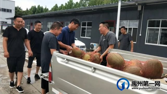 禹州环卫:夏日送清凉 温情暖心间 禹州环卫:夏日送清凉 温情暖心间
