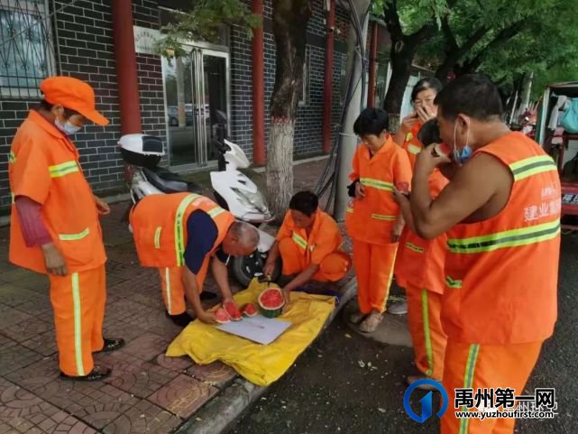 禹州环卫:夏日送清凉 温情暖心间 禹州环卫:夏日送清凉 温情暖心间