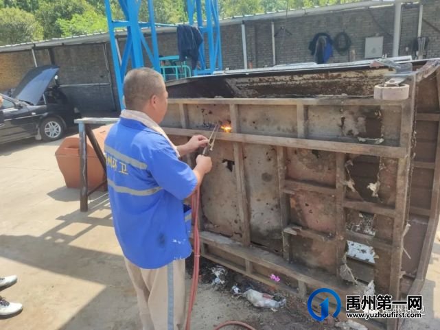 禹州环卫:战高温、斗酷暑 用汗水谱写城市最美乐章 禹州环卫:战高温、斗酷暑 用汗水谱写城市最美乐章