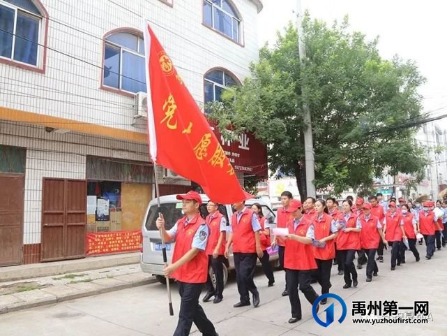 7月16日,禹州一群警察涌入“天源社区” 7月16日,禹州一群警察涌入“天源社区”