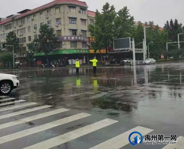 暴雨来袭,禹州交警坚守岗位,他们是雨中最美“摆渡人”! 暴雨来袭,禹州交警坚守岗位,他们是雨中最美“摆渡人”!