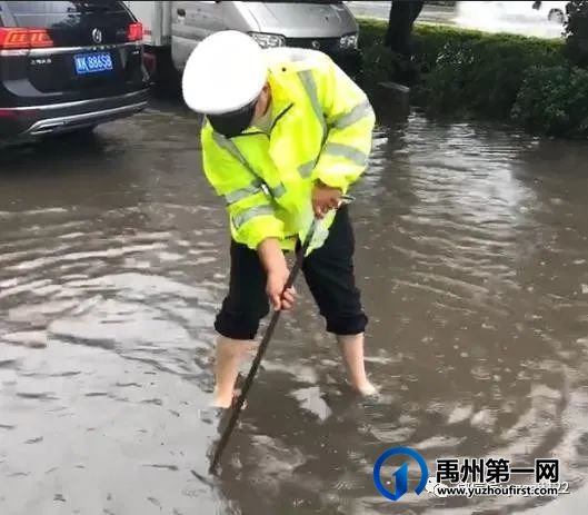 暴雨来袭,禹州交警坚守岗位,他们是雨中最美“摆渡人”! 暴雨来袭,禹州交警坚守岗位,他们是雨中最美“摆渡人”!