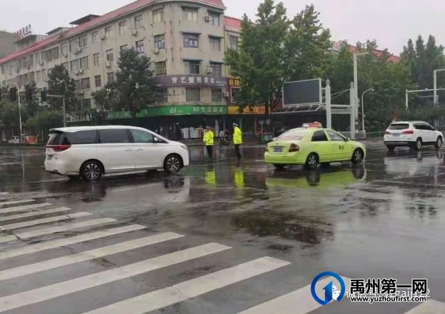 暴雨来袭,禹州交警坚守岗位,他们是雨中最美“摆渡人”! 暴雨来袭,禹州交警坚守岗位,他们是雨中最美“摆渡人”!