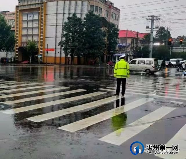 暴雨中的禹州交警! 暴雨中的禹州交警!