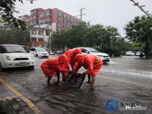 禹州环卫:“橙”风破浪 闻“汛”而动 扎实做好雨天防汛工作 禹州环卫:“橙”风破浪 闻“汛”而动 扎实做好雨天防汛工作