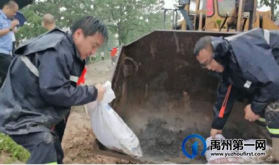禹州这些人紧急出动!连续6天奋战在抗洪一线! 禹州这些人紧急出动!连续6天奋战在抗洪一线!