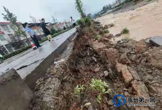 暴雨来袭 禹州鸠山民警奋战防汛救援第一线 暴雨来袭 禹州鸠山民警奋战防汛救援第一线