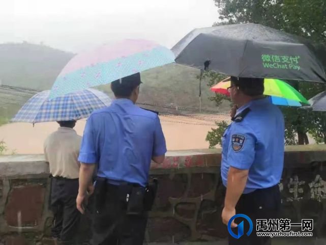 暴雨来袭 禹州鸠山民警奋战防汛救援第一线 暴雨来袭 禹州鸠山民警奋战防汛救援第一线