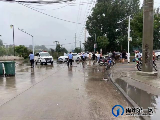 暴雨来袭 禹州鸠山民警奋战防汛救援第一线 暴雨来袭 禹州鸠山民警奋战防汛救援第一线