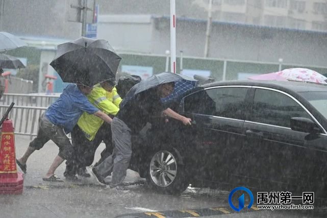 禹州这家企业紧急出动!给多个乡镇送去大批救灾物资.. 禹州这家企业紧急出动!给多个乡镇送去大批救灾物资..