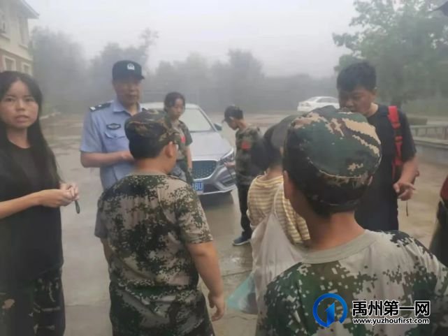 暴雨来袭禹州鸠山民警奋战防汛救援第一线 暴雨来袭禹州鸠山民警奋战防汛救援第一线