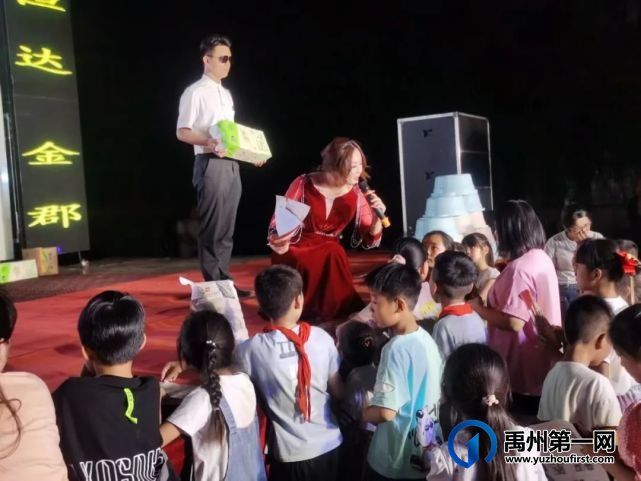 “恒达·金郡”镇中接待点邀您共欢聚,歌舞款待,好礼相送! “恒达·金郡”镇中接待点邀您共欢聚,歌舞款待,好礼相送!