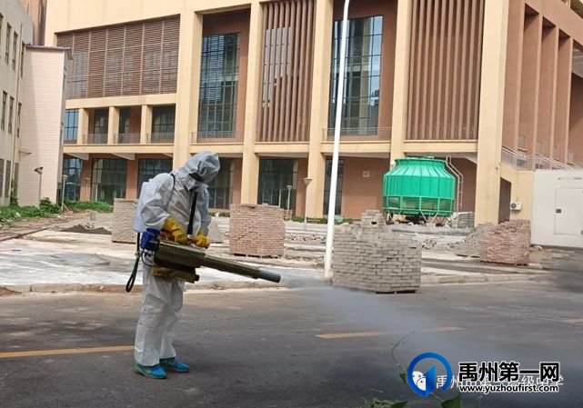 禹州一高开展校园防疫消杀工作 禹州一高开展校园防疫消杀工作