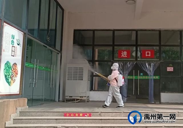 禹州一高开展校园防疫消杀工作 禹州一高开展校园防疫消杀工作