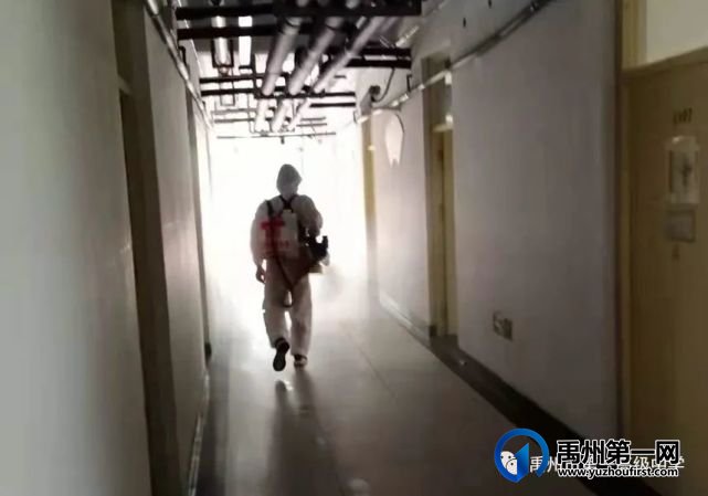 禹州一高开展校园防疫消杀工作 禹州一高开展校园防疫消杀工作