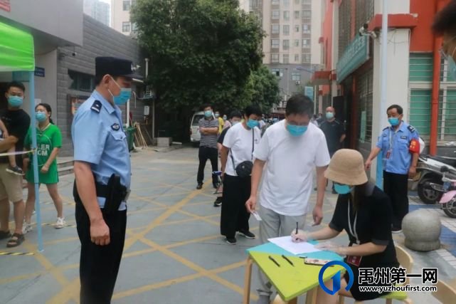 禹州公安主动履职尽责,维护各封控地工作生活秩序 禹州公安主动履职尽责,维护各封控地工作生活秩序