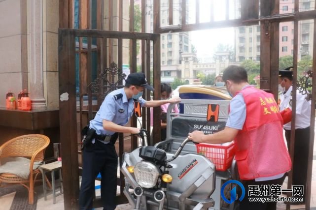 禹州公安主动履职尽责,维护各封控地工作生活秩序 禹州公安主动履职尽责,维护各封控地工作生活秩序