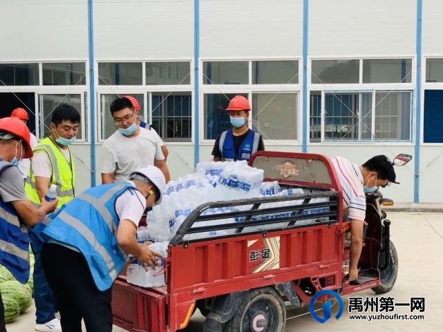 高温送清凉,绿城蘭亭向坚守在一线的城市建设者致敬! 高温送清凉,绿城蘭亭向坚守在一线的城市建设者致敬!