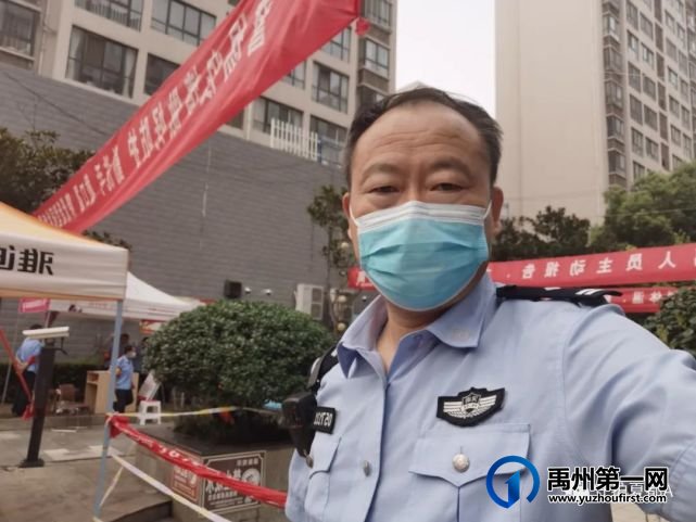 二十层高楼一男子双腿悬空欲轻生,禹州五十岁老民警上前一把搂住了他的腰 二十层高楼一男子双腿悬空欲轻生,禹州五十岁老民警上前一把搂住了他的腰
