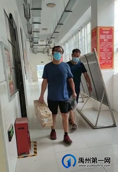 禹州市第一高级中学:为了学生能早日拿到课本,老师当起“包装工” 禹州市第一高级中学:为了学生能早日拿到课本,老师当起“包装工”