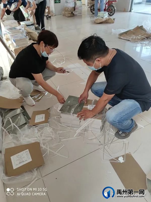 禹州市第一高级中学:为了学生能早日拿到课本,老师当起“包装工” 禹州市第一高级中学:为了学生能早日拿到课本,老师当起“包装工”