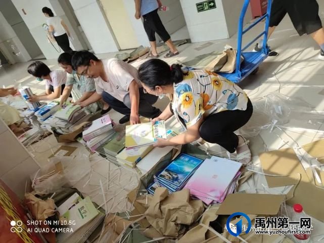 禹州市第一高级中学:为了学生能早日拿到课本,老师当起“包装工” 禹州市第一高级中学:为了学生能早日拿到课本,老师当起“包装工”