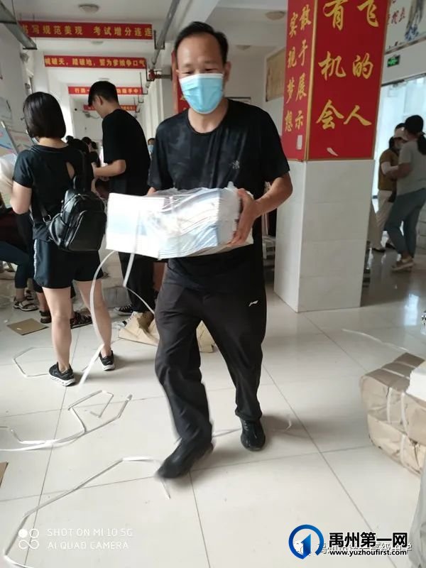 禹州市第一高级中学:为了学生能早日拿到课本,老师当起“包装工” 禹州市第一高级中学:为了学生能早日拿到课本,老师当起“包装工”