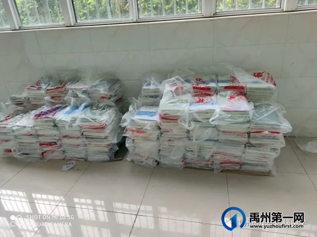 禹州市第一高级中学:为了学生能早日拿到课本,老师当起“包装工” 禹州市第一高级中学:为了学生能早日拿到课本,老师当起“包装工”