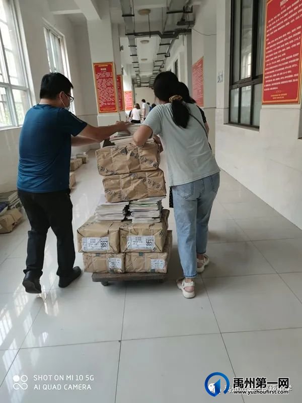 禹州市第一高级中学:为了学生能早日拿到课本,老师当起“包装工” 禹州市第一高级中学:为了学生能早日拿到课本,老师当起“包装工”