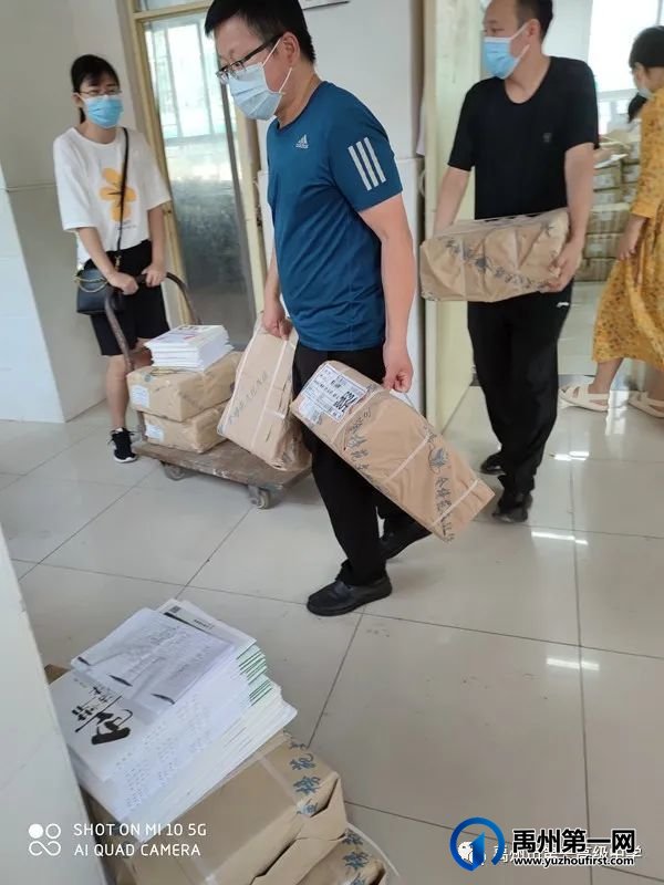 禹州市第一高级中学:为了学生能早日拿到课本,老师当起“包装工” 禹州市第一高级中学:为了学生能早日拿到课本,老师当起“包装工”