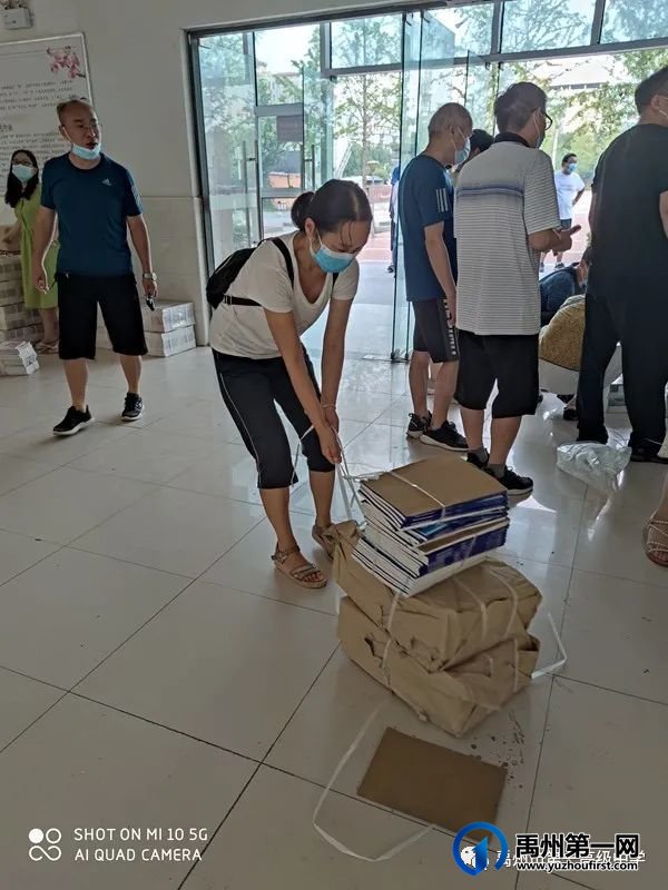 禹州市第一高级中学:为了学生能早日拿到课本,老师当起“包装工” 禹州市第一高级中学:为了学生能早日拿到课本,老师当起“包装工”