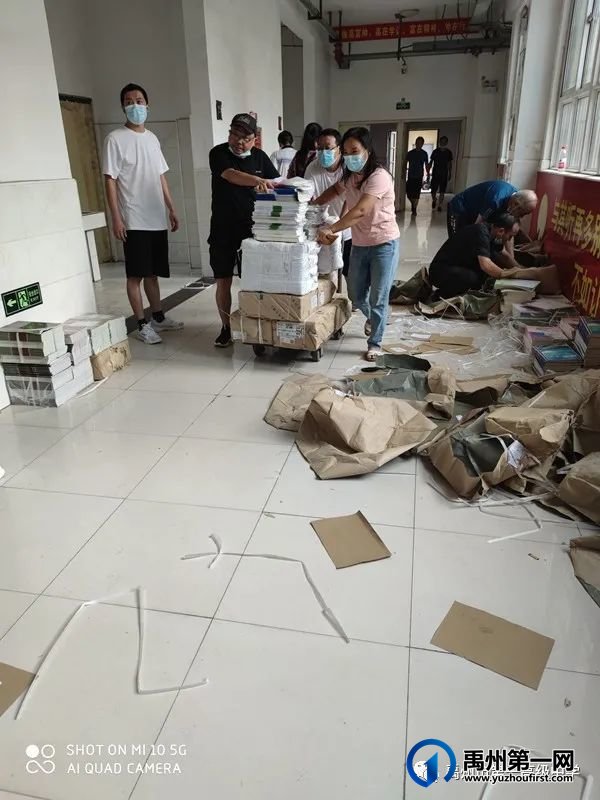 禹州市第一高级中学:为了学生能早日拿到课本,老师当起“包装工” 禹州市第一高级中学:为了学生能早日拿到课本,老师当起“包装工”