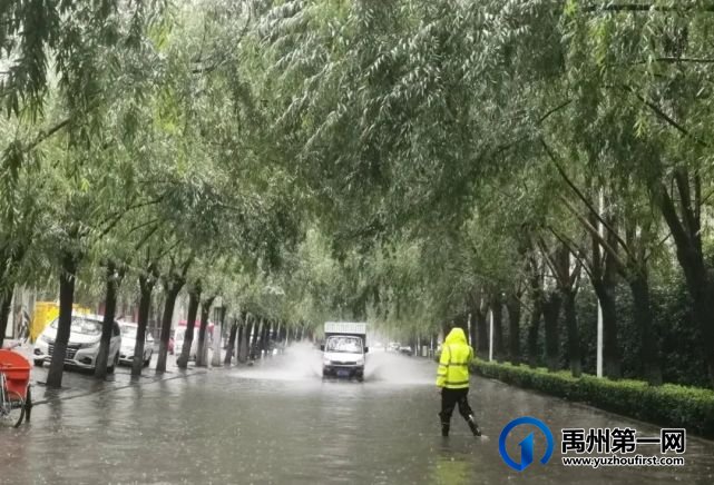 阵雨、雷阵雨、局部暴雨再度来袭!禹州交警坚守岗位保畅通! 阵雨、雷阵雨、局部暴雨再度来袭!禹州交警坚守岗位保畅通!
