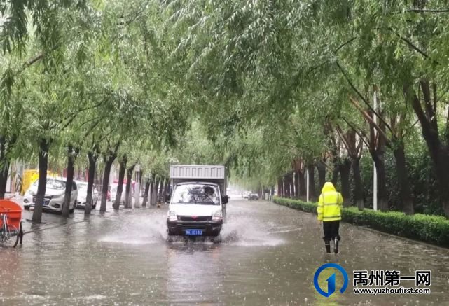 阵雨、雷阵雨、局部暴雨再度来袭!禹州交警坚守岗位保畅通! 阵雨、雷阵雨、局部暴雨再度来袭!禹州交警坚守岗位保畅通!