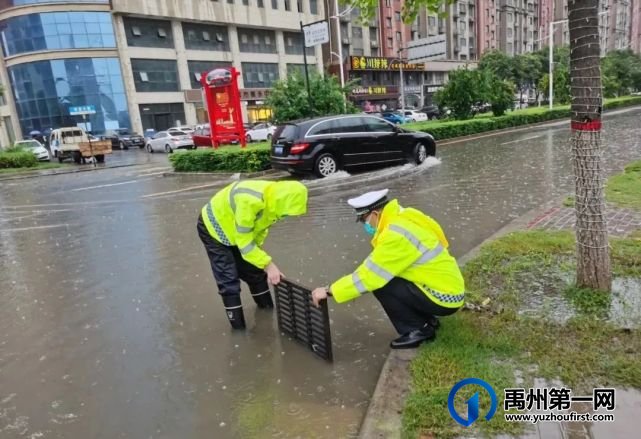 阵雨、雷阵雨、局部暴雨再度来袭!禹州交警坚守岗位保畅通! 阵雨、雷阵雨、局部暴雨再度来袭!禹州交警坚守岗位保畅通!