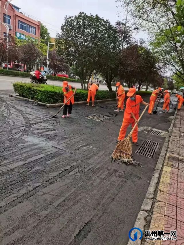 禹州环卫:清理雨后道路积水泥污 助力全国卫生城市复审 禹州环卫:清理雨后道路积水泥污 助力全国卫生城市复审