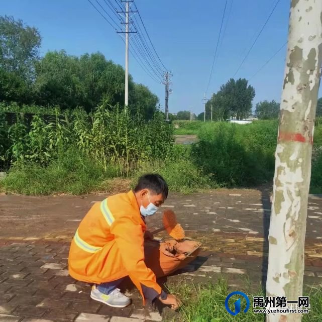 禹州环卫:清理雨后道路积水泥污 助力全国卫生城市复审 禹州环卫:清理雨后道路积水泥污 助力全国卫生城市复审