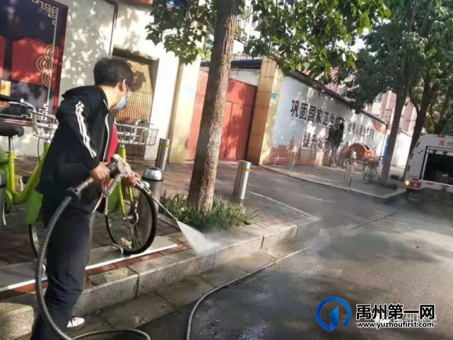 禹州环卫:清理雨后道路积水泥污 助力全国卫生城市复审 禹州环卫:清理雨后道路积水泥污 助力全国卫生城市复审