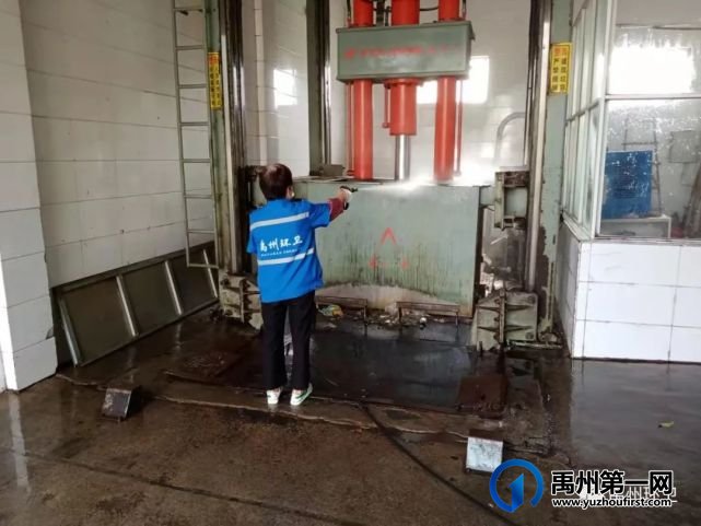 禹州环卫:清理雨后道路积水泥污 助力全国卫生城市复审 禹州环卫:清理雨后道路积水泥污 助力全国卫生城市复审