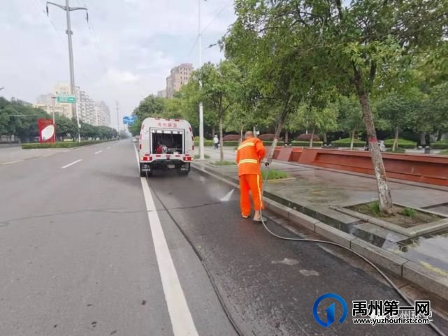 禹州环卫:清理雨后道路积水泥污 助力全国卫生城市复审 禹州环卫:清理雨后道路积水泥污 助力全国卫生城市复审