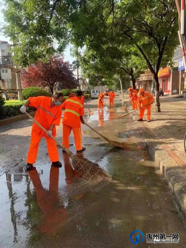 禹州环卫:清理雨后道路积水泥污 助力全国卫生城市复审 禹州环卫:清理雨后道路积水泥污 助力全国卫生城市复审