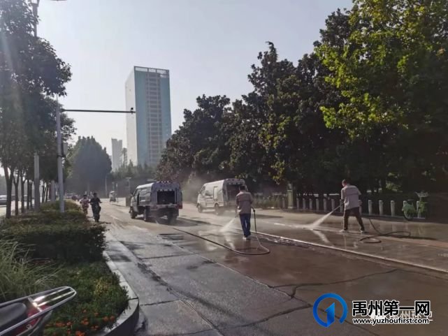 禹州环卫:清理雨后道路积水泥污 助力全国卫生城市复审 禹州环卫:清理雨后道路积水泥污 助力全国卫生城市复审