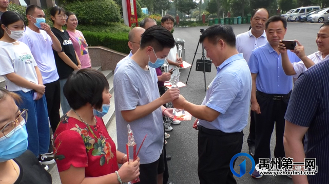 禹州市住建局举行“金榜题名 爱满住建”活动 禹州市住建局举行“金榜题名 爱满住建”活动