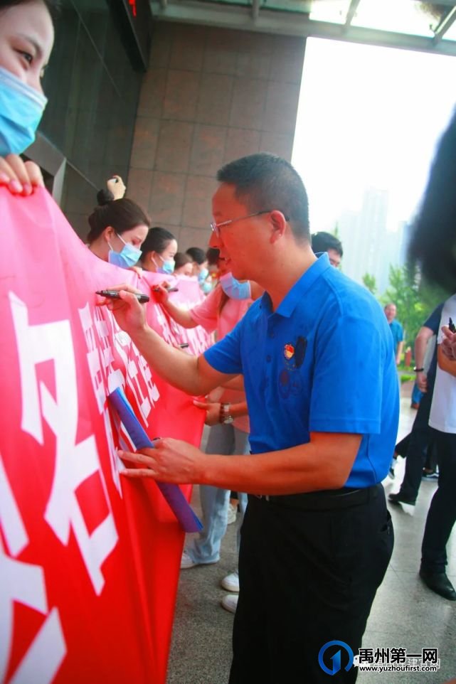 禹州市住建局举行“金榜题名 爱满住建”活动 禹州市住建局举行“金榜题名 爱满住建”活动