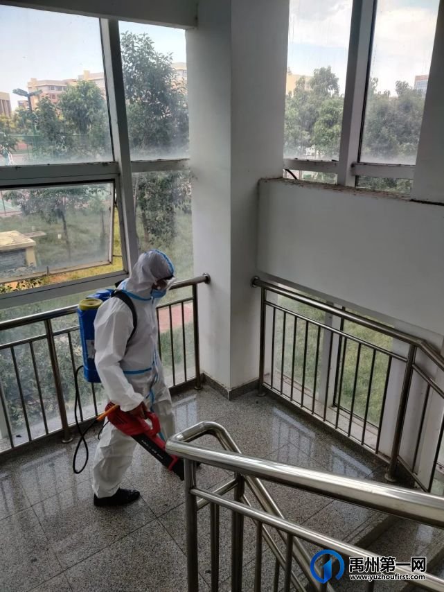 禹州建业新筑丨公益消杀进校园 筑牢校园卫生防疫线! 禹州建业新筑丨公益消杀进校园 筑牢校园卫生防疫线!