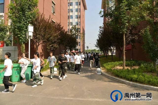 禹州职教:秋阳喜迎新生到 莘莘学子如职校 禹州职教:秋阳喜迎新生到 莘莘学子如职校