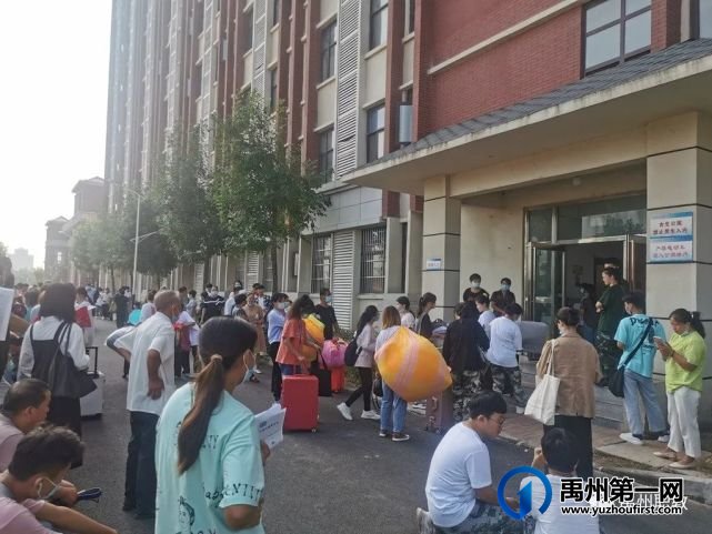 禹州职教:秋阳喜迎新生到 莘莘学子如职校 禹州职教:秋阳喜迎新生到 莘莘学子如职校