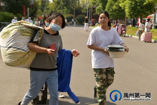 禹州职教:秋阳喜迎新生到 莘莘学子如职校 禹州职教:秋阳喜迎新生到 莘莘学子如职校