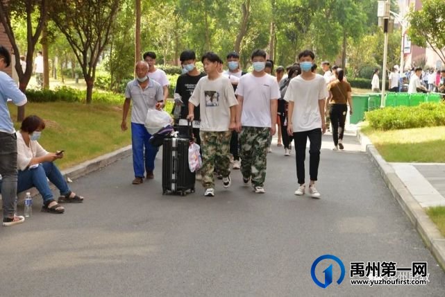禹州职教:秋阳喜迎新生到 莘莘学子如职校 禹州职教:秋阳喜迎新生到 莘莘学子如职校