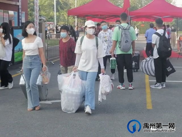 禹州职教:秋阳喜迎新生到 莘莘学子如职校 禹州职教:秋阳喜迎新生到 莘莘学子如职校